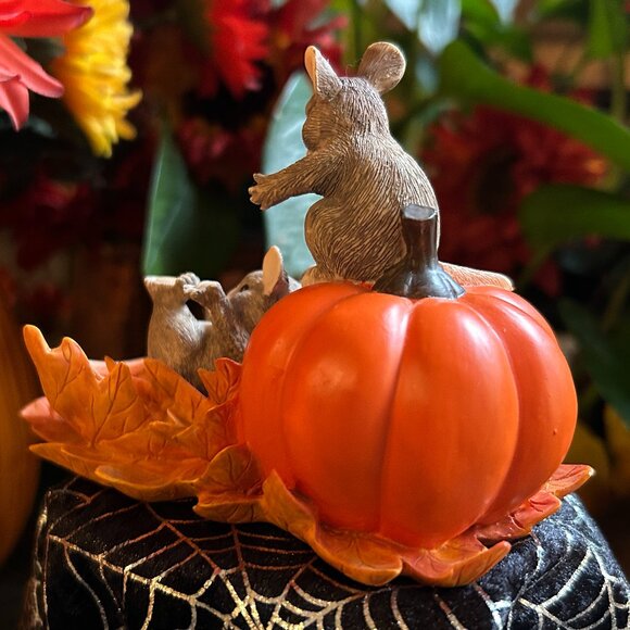 Charming Tails Silvestri Pumpkin Slide Halloween Figurine (85513) - Picture 6 of 15